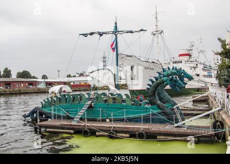 Il drago di fronte alla nave da ricerca Vityaz è visto nel Museo dell'Oceano Mondiale a Kaliningrad, Russia, il 7 settembre 2019 Vityaz costruito nel 1939 da Deutsche Schiff- und Maschinenbau AG, Brema, Germania come Marte per Neptun Line, Brema, Servito con il Kriegsmarine durante la seconda guerra mondiale e assegnato all'Unione Sovietica nel 1946, rinominato Vityaz nel 1949 e utilizzato come nave di ricerca. Ritirata nel 1979, fu conservata come nave museo nel 1982. (Foto di Michal Fludra/NurPhoto) Foto Stock