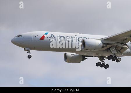 American Airlines Boeing 777-200 o B772 come visto all'atterraggio finale all'aeroporto internazionale di Londra Heathrow LHR EGLL in Inghilterra, Regno Unito durante un giorno estivo di cielo blu con nuvole. L'aereo Boeing 772 ER, di linea larga a lunga percorrenza, è dotato di motore a reazione N755AN, 2x RR Trent 892 con ampia portata. American Airlines AA AAL è la più grande compagnia aerea al mondo per flotta e una delle principali compagnie aeree statunitensi, membro della oneworld Aviation Alliance. La compagnia aerea collega la capitale britannica a Charlotte, Chicago o'Hare, Dallas Fort Worth, Los Angeles, Miami, New York, JFK Foto Stock