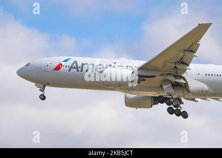 American Airlines Boeing 777-200 o B772 come visto all'atterraggio finale all'aeroporto internazionale di Londra Heathrow LHR EGLL in Inghilterra, Regno Unito durante un giorno estivo di cielo blu con nuvole. L'aereo Boeing 772 ER, di linea larga a lunga percorrenza, è dotato di motore a reazione N755AN, 2x RR Trent 892 con ampia portata. American Airlines AA AAL è la più grande compagnia aerea al mondo per flotta e una delle principali compagnie aeree statunitensi, membro della oneworld Aviation Alliance. La compagnia aerea collega la capitale britannica a Charlotte, Chicago o'Hare, Dallas Fort Worth, Los Angeles, Miami, New York, JFK Foto Stock