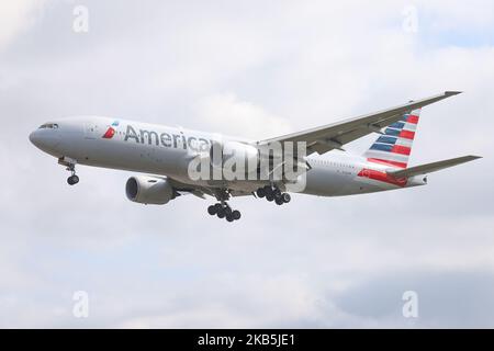 American Airlines Boeing 777-200 o B772 come visto all'atterraggio finale all'aeroporto internazionale di Londra Heathrow LHR EGLL in Inghilterra, Regno Unito durante un giorno estivo di cielo blu con nuvole. L'aereo Boeing 772 ER, di linea larga a lunga percorrenza, è dotato di motore a reazione N755AN, 2x RR Trent 892 con ampia portata. American Airlines AA AAL è la più grande compagnia aerea al mondo per flotta e una delle principali compagnie aeree statunitensi, membro della oneworld Aviation Alliance. La compagnia aerea collega la capitale britannica a Charlotte, Chicago o'Hare, Dallas Fort Worth, Los Angeles, Miami, New York, JFK Foto Stock