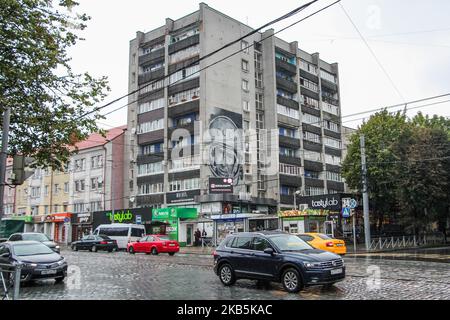 Mural gigante con Alexei Leonov (Alexei Arkhipovich Leonov) ritratto indossando casco spaziale è visto a Kaliningrad, Russia, il 8 settembre 2019 Leonov è il primo uomo a camminare nello spazio, e cittadino onorario di Kaliningrad. Il 18.03.1965, divenne il primo umano a condurre attività straveiculare (EVA), uscendo dalla capsula durante la missione Voschod 2 per una passerelle di 12 minuti. (Foto di Michal Fludra/NurPhoto) Foto Stock