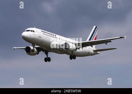 Air France Airbus A320 visto da Myrtle avenue all'arrivo finale atterrando all'aeroporto internazionale di Londra Heathrow LHR EGLL in Inghilterra, Regno Unito il 23 agosto 2019. L'aereo Airbus A320-214 ha la registrazione F-GKXZ, 2 CFM56 motori a reazione. AF AFR AIRFRANS collega la capitale britannica ai francesi, all'aeroporto Charles de Gaulle di Parigi CDG, LFPG. Air France il vettore di bandiera francese è membro dell'alleanza aerea SkyTeam e vettore aereo sussidiario del gruppo Air France-KLM. (Foto di Nicolas Economou/NurPhoto) Foto Stock