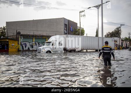 Le inondazioni nella zona di Iztapalapa, a est di Città del Messico, hanno lasciato affectations sui viali principali e dozzine di utenti senza la possibilità di raggiungere le loro case. Il 10 settembre 2019 a Città del Messico. (Foto di Jair Cabrera/NurPhoto) Foto Stock