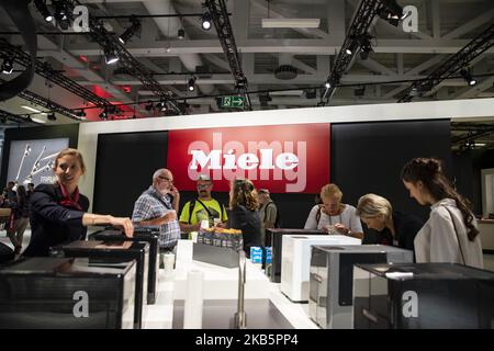 I visitatori di Miele boot durante la fiera internazionale dell'elettronica e dell'innovazione IFA di Berlino il 11 settembre 2019. (Foto di Emmanuele Contini/NurPhoto) Foto Stock