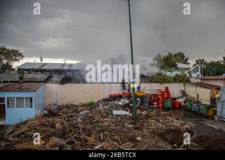 Due incendi sono stati registrati a Città del Messico, dove i vigili del fuoco sono venuti al sito per controllarlo. Il primo nel centro della città, dove un dipartimento di un edificio ha preso fuoco. Il secondo nella parte orientale della città, dove un negozio di ornamenti natalizi ha preso fuoco. Settembre 12th. 2019. Jair Cabrera/Nurphoto (Foto di Jair Cabrera/Nurphoto) Foto Stock