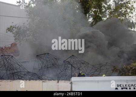 Due incendi sono stati registrati a Città del Messico, dove i vigili del fuoco sono venuti al sito per controllarlo. Il primo nel centro della città, dove un dipartimento di un edificio ha preso fuoco. Il secondo nella parte orientale della città, dove un negozio di ornamenti natalizi ha preso fuoco. Settembre 12th. 2019. Jair Cabrera/Nurphoto (Foto di Jair Cabrera/Nurphoto) Foto Stock