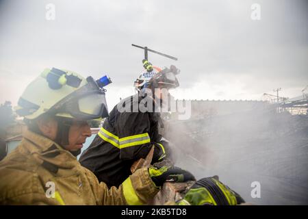 Due incendi sono stati registrati a Città del Messico, dove i vigili del fuoco sono venuti al sito per controllarlo. Il primo nel centro della città, dove un dipartimento di un edificio ha preso fuoco. Il secondo nella parte orientale della città, dove un negozio di ornamenti natalizi ha preso fuoco. Settembre 12th. 2019. Jair Cabrera/Nurphoto (Foto di Jair Cabrera/Nurphoto) Foto Stock