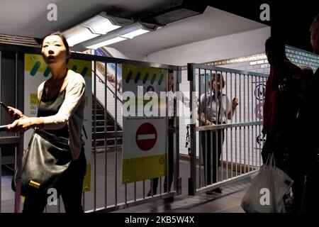 I dipendenti della RATP chiudono le porte di accesso alle piattaforme della stazione Chatelet in quanto il traffico è stato appena interrotto durante lo sciopero di venerdì 13 settembre 2019, mentre tutti i sindacati della RATP, l'autorità dei trasporti di Parigi che gestisce le linee metropolitane della capitale, hanno avviato uno sciopero per protestare contro la riforma dei regimi pensionistici e la fine dei loro regimi speciali. La maggior parte delle linee della metropolitana di Parigi sono state interrompute, comprese 10 linee della metropolitana completamente chiuse. I parigini hanno anticipato lo sciopero limitando il più possibile i loro viaggi e prendendo una giornata fuori o occupandosi del telelavoro. Poll Foto Stock