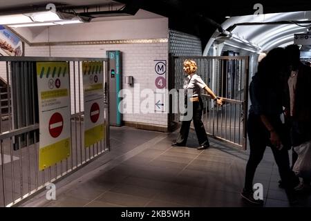 I dipendenti della RATP chiudono le porte di accesso alle piattaforme della stazione Chatelet in quanto il traffico è stato appena interrotto durante lo sciopero di venerdì 13 settembre 2019, mentre tutti i sindacati della RATP, l'autorità dei trasporti di Parigi che gestisce le linee metropolitane della capitale, hanno avviato uno sciopero per protestare contro la riforma dei regimi pensionistici e la fine dei loro regimi speciali. La maggior parte delle linee della metropolitana di Parigi sono state interrompute, comprese 10 linee della metropolitana completamente chiuse. I parigini hanno anticipato lo sciopero limitando il più possibile i loro viaggi e prendendo una giornata fuori o occupandosi del telelavoro. Poll Foto Stock
