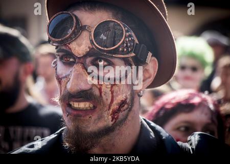 I partecipanti vestiti da zombie parteciperanno all'evento Zombie Walk del 14 settembre 2019 nella città francese orientale di Strasburgo, nel quadro dell'edizione 12th del festival europeo del cinema fantastico. (Foto di Elyxandro Cegarra/NurPhoto) Foto Stock