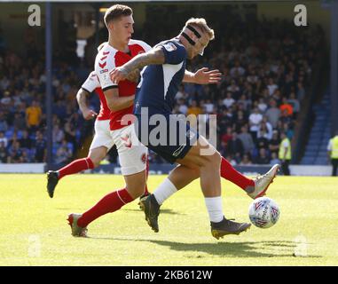 Stephen Humphrys of Southend United sotto la pressione di Jimmy Dunne di Fleetwood Town durante l'English Sky Bet League One tra Southend United e Fleetwood Town al Roots Hall Stadium , Southend, Inghilterra il 14 settembre 2019 (Photo by Action Foto Sport/NurPhoto) Foto Stock