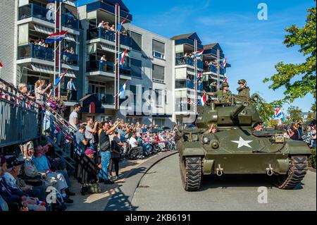 Settembre 14th, Veghel. Nel 2019 è commemorare 75 anni da quando l'operazione Market Garden ha avuto luogo. Operation Market Garden è stata una delle più grandi operazioni alleate della seconda guerra mondiale. Si è giocato il 1944 settembre. All'epoca, le forze alleate viaggiavano dal Belgio attraverso diverse località nei Paesi Bassi, per finire finalmente a Nijmegen e Arnhem. L'evento è iniziato nella città belga di Leopoldsburg il 14th settembre. Una parata di veicoli militari con circa 600 veicoli dell'esercito dalla seconda guerra mondiale guidò a Veghel nei Paesi Bassi. (Foto di Romy Arroyo Fernandez/NurPhoto) Foto Stock