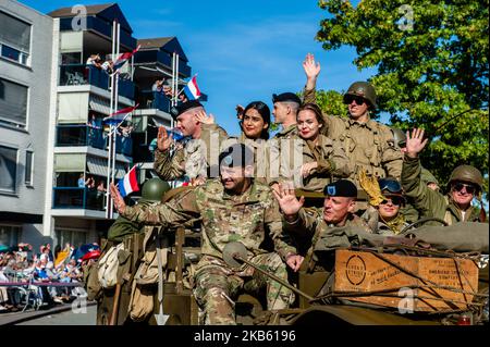 Settembre 14th, Veghel. Nel 2019 è commemorare 75 anni da quando l'operazione Market Garden ha avuto luogo. Operation Market Garden è stata una delle più grandi operazioni alleate della seconda guerra mondiale. Si è giocato il 1944 settembre. All'epoca, le forze alleate viaggiavano dal Belgio attraverso diverse località nei Paesi Bassi, per finire finalmente a Nijmegen e Arnhem. L'evento è iniziato nella città belga di Leopoldsburg il 14th settembre. Una parata di veicoli militari con circa 600 veicoli dell'esercito dalla seconda guerra mondiale guidò a Veghel nei Paesi Bassi. (Foto di Romy Arroyo Fernandez/NurPhoto) Foto Stock