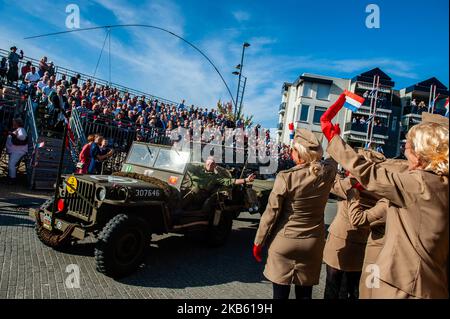 Settembre 14th, Veghel. Nel 2019 è commemorare 75 anni da quando l'operazione Market Garden ha avuto luogo. Operation Market Garden è stata una delle più grandi operazioni alleate della seconda guerra mondiale. Si è giocato il 1944 settembre. All'epoca, le forze alleate viaggiavano dal Belgio attraverso diverse località nei Paesi Bassi, per finire finalmente a Nijmegen e Arnhem. L'evento è iniziato nella città belga di Leopoldsburg il 14th settembre. Una parata di veicoli militari con circa 600 veicoli dell'esercito dalla seconda guerra mondiale guidò a Veghel nei Paesi Bassi. (Foto di Romy Arroyo Fernandez/NurPhoto) Foto Stock