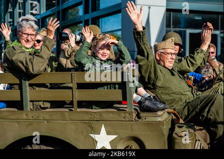 Settembre 14th, Veghel. Nel 2019 è commemorare 75 anni da quando l'operazione Market Garden ha avuto luogo. Operation Market Garden è stata una delle più grandi operazioni alleate della seconda guerra mondiale. Si è giocato il 1944 settembre. All'epoca, le forze alleate viaggiavano dal Belgio attraverso diverse località nei Paesi Bassi, per finire finalmente a Nijmegen e Arnhem. L'evento è iniziato nella città belga di Leopoldsburg il 14th settembre. Una parata di veicoli militari con circa 600 veicoli dell'esercito dalla seconda guerra mondiale guidò a Veghel nei Paesi Bassi. (Foto di Romy Arroyo Fernandez/NurPhoto) Foto Stock