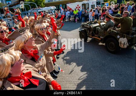 Settembre 14th, Veghel. Nel 2019 è commemorare 75 anni da quando l'operazione Market Garden ha avuto luogo. Operation Market Garden è stata una delle più grandi operazioni alleate della seconda guerra mondiale. Si è giocato il 1944 settembre. All'epoca, le forze alleate viaggiavano dal Belgio attraverso diverse località nei Paesi Bassi, per finire finalmente a Nijmegen e Arnhem. L'evento è iniziato nella città belga di Leopoldsburg il 14th settembre. Una parata di veicoli militari con circa 600 veicoli dell'esercito dalla seconda guerra mondiale guidò a Veghel nei Paesi Bassi. (Foto di Romy Arroyo Fernandez/NurPhoto) Foto Stock