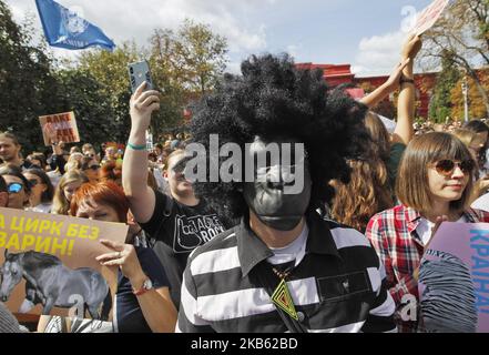 Le persone detengono cartelli durante la "marcia tutta Ucraina per i diritti degli animali" nel centro di Kiev, Ucraina, il 15 settembre 2019. Diverse migliaia di partecipanti con i loro animali hanno marciato il centro di Kiev verso l'edificio del Parlamento ucraino, chiedendo di proibire l'uso di animali nei circhi, nei dolfinari, nell'accattonaggio con animali e nei servizi fotografici, nella sperimentazione animale e nel divieto di allevamenti di pellicce. L'evento che si è svolto nello stesso tempo in 24 città ucraine mira a divulgare i valori umanistici e proteggere gli animali dalla crudeltà. (Foto di Str/NurPhoto) Foto Stock