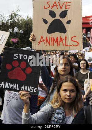 Le persone detengono cartelli durante la "marcia tutta Ucraina per i diritti degli animali" nel centro di Kiev, Ucraina, il 15 settembre 2019. Diverse migliaia di partecipanti con i loro animali hanno marciato il centro di Kiev verso l'edificio del Parlamento ucraino, chiedendo di proibire l'uso di animali nei circhi, nei dolfinari, nell'accattonaggio con animali e nei servizi fotografici, nella sperimentazione animale e nel divieto di allevamenti di pellicce. L'evento che si è svolto nello stesso tempo in 24 città ucraine mira a divulgare i valori umanistici e proteggere gli animali dalla crudeltà. (Foto di Str/NurPhoto) Foto Stock