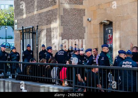 L'estrema estrema destra ha tentato di manifestare a Bruxelles il 15 settembre 2019. Il gruppo estremista "Bloed, Bodem, EER en Trouw" (BBET - Blood, Soil, Honour, and Loyalty) ha organizzato una protesta contro l'esclusione di Vlaams Belang dai colloqui sul nuovo governo fiammingo. Una trentina di tifosi che cercavano di riunirsi a Place d'Espagne, nel centro di Bruxelles, ma sono stati fermati dalla polizia antisommossa e sono stati arrestati. (Foto di Romy Arroyo Fernandez/NurPhoto) Foto Stock