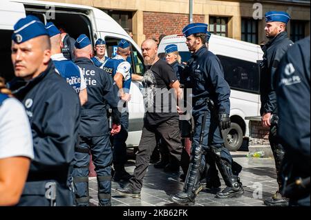 L'estrema estrema destra ha tentato di manifestare a Bruxelles il 15 settembre 2019. Il gruppo estremista "Bloed, Bodem, EER en Trouw" (BBET - Blood, Soil, Honour, and Loyalty) ha organizzato una protesta contro l'esclusione di Vlaams Belang dai colloqui sul nuovo governo fiammingo. Una trentina di tifosi che cercavano di riunirsi a Place d'Espagne, nel centro di Bruxelles, ma sono stati fermati dalla polizia antisommossa e sono stati arrestati. (Foto di Romy Arroyo Fernandez/NurPhoto) Foto Stock