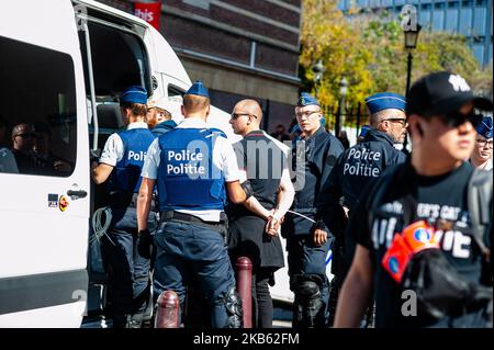 L'estrema estrema destra ha tentato di manifestare a Bruxelles il 15 settembre 2019. Il gruppo estremista "Bloed, Bodem, EER en Trouw" (BBET - Blood, Soil, Honour, and Loyalty) ha organizzato una protesta contro l'esclusione di Vlaams Belang dai colloqui sul nuovo governo fiammingo. Una trentina di tifosi che cercavano di riunirsi a Place d'Espagne, nel centro di Bruxelles, ma sono stati fermati dalla polizia antisommossa e sono stati arrestati. (Foto di Romy Arroyo Fernandez/NurPhoto) Foto Stock