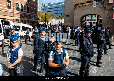 L'estrema estrema destra ha tentato di manifestare a Bruxelles il 15 settembre 2019. Il gruppo estremista "Bloed, Bodem, EER en Trouw" (BBET - Blood, Soil, Honour, and Loyalty) ha organizzato una protesta contro l'esclusione di Vlaams Belang dai colloqui sul nuovo governo fiammingo. Una trentina di tifosi che cercavano di riunirsi a Place d'Espagne, nel centro di Bruxelles, ma sono stati fermati dalla polizia antisommossa e sono stati arrestati. (Foto di Romy Arroyo Fernandez/NurPhoto) Foto Stock