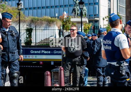 L'estrema estrema destra ha tentato di manifestare a Bruxelles il 15 settembre 2019. Il gruppo estremista "Bloed, Bodem, EER en Trouw" (BBET - Blood, Soil, Honour, and Loyalty) ha organizzato una protesta contro l'esclusione di Vlaams Belang dai colloqui sul nuovo governo fiammingo. Una trentina di tifosi che cercavano di riunirsi a Place d'Espagne, nel centro di Bruxelles, ma sono stati fermati dalla polizia antisommossa e sono stati arrestati. (Foto di Romy Arroyo Fernandez/NurPhoto) Foto Stock