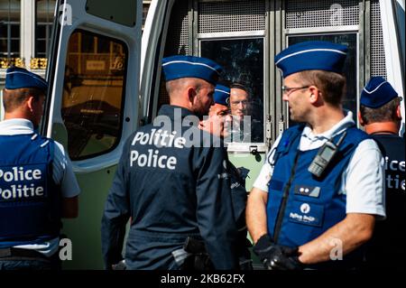 L'estrema estrema destra ha tentato di manifestare a Bruxelles il 15 settembre 2019. Il gruppo estremista "Bloed, Bodem, EER en Trouw" (BBET - Blood, Soil, Honour, and Loyalty) ha organizzato una protesta contro l'esclusione di Vlaams Belang dai colloqui sul nuovo governo fiammingo. Una trentina di tifosi che cercavano di riunirsi a Place d'Espagne, nel centro di Bruxelles, ma sono stati fermati dalla polizia antisommossa e sono stati arrestati. (Foto di Romy Arroyo Fernandez/NurPhoto) Foto Stock