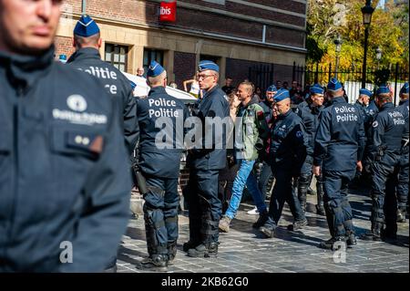 L'estrema estrema destra ha tentato di manifestare a Bruxelles il 15 settembre 2019. Il gruppo estremista "Bloed, Bodem, EER en Trouw" (BBET - Blood, Soil, Honour, and Loyalty) ha organizzato una protesta contro l'esclusione di Vlaams Belang dai colloqui sul nuovo governo fiammingo. Una trentina di tifosi che cercavano di riunirsi a Place d'Espagne, nel centro di Bruxelles, ma sono stati fermati dalla polizia antisommossa e sono stati arrestati. (Foto di Romy Arroyo Fernandez/NurPhoto) Foto Stock