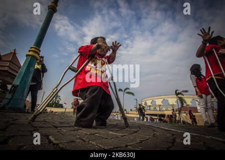 Un certo numero di partecipanti disabili partecipano alla Dancing on the Street a Semarang, Central Java, Indonesia il 15 settembre 2019. L'evento si è svolto con l'obiettivo di promuovere la comprensione delle problematiche legate alla disabilità e di mobilitare il sostegno alla dignità, ai diritti e al benessere delle persone con disabilità. (Foto di WF Sihardian/NurPhoto) Foto Stock