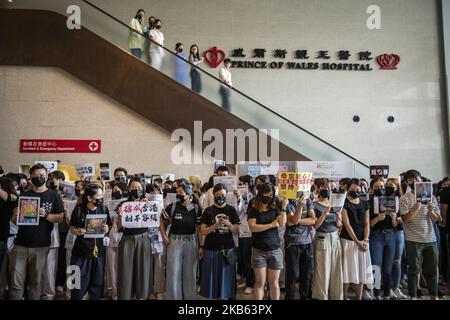 I manifestanti sono visti tenere in mano i cartelloni nel Prince of Wales Hospital di Hong Kong il 16 settembre 2019, Medici , infermieri e personale ospedaliero fase una protesta all'interno del Prince of Wales Hospital â – Hong Kong è stata scossa da mesi di protesta. (Foto di Vernon Yuen/NurPhoto) Foto Stock