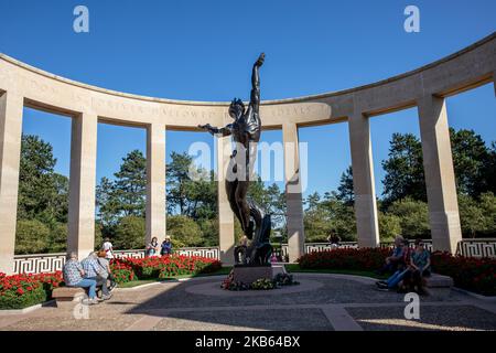 Una vista della statua di bronzo 'Spirit of American Youth Rising from the Waves' al cimitero americano di Normandia il 15 settembre 2019 vicino Colleville-sur-Mer, Francia. Il cimitero americano della Normandia contiene le tombe di oltre 9.600 soldati americani uccisi il D-Day e nella Battaglia di Normandia. (Foto di Salvatore Romano/NurPhoto) Foto Stock