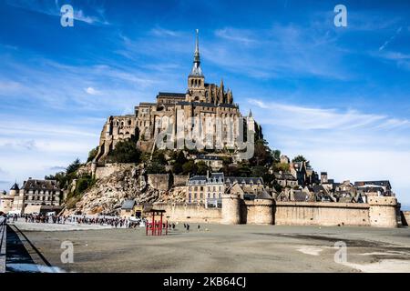 Una vista di Mont Saint-Michel, Francia, il 16 settembre 2019. Mont Saint-Michel è uno dei siti più visitati della Francia, con oltre 3 milioni di visitatori all'anno. Mont Saint-Michel e la sua baia riconosciuta come patrimonio dell'umanità dell'UNESCO. (Foto di Salvatore Romano/NurPhoto) Foto Stock