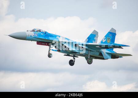 Sukhoi su-27 Flanker 39 delle forze aeree ucraine con livrea camo digitale blu visto volare in arrivo e atterrare alla base aerea militare Kleine Brogel EBBL aeroporto in Belgio prima dell'International Sanicole Airshow a Sanicole Airfield Vliegveld a Hechtel - Eksel / Leopoldsburg / Beverlo Airfield EBLE Un ex campo militare belga. L'aereo dall'Ucraina è un aereo da caccia multirolo a doppio motore di origine sovietica progettato da Sukhoi in Unione Sovietica / Russia, sarà in una mostra statica e dimostrazione di volo al salone aereo. (Foto di Nicolas Economou/NurPhoto) Foto Stock