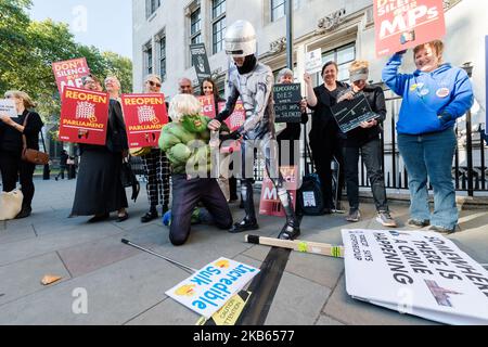 I manifestanti vestiti come un personaggio del film RoboCop (R) e il personaggio dei fumetti The Incredible Hulk (L) prendono parte a un manifestante al di fuori della Corte Suprema contro la sospensione del parlamento da parte di Boris Johnson il 17 settembre 2019 a Londra, Inghilterra. Oggi, i giudici della Corte Suprema iniziano un’audizione di tre giorni sull’affermazione secondo cui il primo ministro Boris Johnson ha agito illegalmente consigliando alla Regina di prorogare il parlamento per cinque settimane al fine di evitare che i parlamentari discutano della crisi della Brexit. (Foto di Wiktor Szymanowicz/NurPhoto) Foto Stock