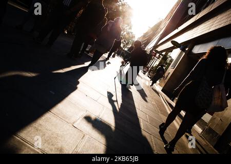 Una donna Rom si mendica a Oxford Street, mentre gli acquirenti e i pendolari passeranno alla luce del sole di prima sera a Londra, in Inghilterra, il 17 settembre 2019. (Foto di David Cliff/NurPhoto) Foto Stock