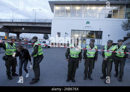 Ukrainian National Guard soldiers stand guard, while Ukrainian special forces take part at an operation for detain a man who was threatening to blow up a major bridge over the Dnipro River in Kiev, Ukraine, on 18 September, 2019. Members of Ukrainian special in the Ukrainian capital have seized an armed man who was threatening to blow up the Dnipro River in Kiev. Reportedly, an unknown man firing shot and threatening to carry out an explosion of a bridge over the Dnipro River. Police plan to launch criminal proceedings on charges of 'plotting a terror act'. Before the arrest, the man threw awa Stock Photo