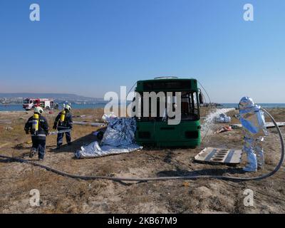 Pompieri bulgari, guardie della difesa civile, forze della Marina controllo del traffico aereo datori di lavoro e altri perssonel partecipano a un incidente aereo in caso di disastro sulla costa vicino alla città del Mar Nero di Varna, ad est della capitale bulgara Sofia, il 19 settembre 2019. Causato da motivi sconosciuti per l'esercizio un autobus sono stati utilizzati invece un aereo fuori servizio. Il paese balcanico ha aderito all'Unione europea nel 2007 e ora è ancora il paese più povero dell'Unione. (Foto di Impact Press Group/NurPhoto) Foto Stock