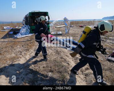 Pompieri bulgari, guardie della difesa civile, forze della Marina controllo del traffico aereo datori di lavoro e altri perssonel partecipano a un incidente aereo in caso di disastro sulla costa vicino alla città del Mar Nero di Varna, ad est della capitale bulgara Sofia, il 19 settembre 2019. Causato da motivi sconosciuti per l'esercizio un autobus sono stati utilizzati invece un aereo fuori servizio. Il paese balcanico ha aderito all'Unione europea nel 2007 e ora è ancora il paese più povero dell'Unione. (Foto di Impact Press Group/NurPhoto) Foto Stock