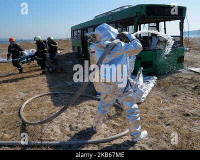 Pompieri bulgari, guardie della difesa civile, forze della Marina controllo del traffico aereo datori di lavoro e altri perssonel partecipano a un incidente aereo in caso di disastro sulla costa vicino alla città del Mar Nero di Varna, ad est della capitale bulgara Sofia, il 19 settembre 2019. Causato da motivi sconosciuti per l'esercizio un autobus sono stati utilizzati invece un aereo fuori servizio. Il paese balcanico ha aderito all'Unione europea nel 2007 e ora è ancora il paese più povero dell'Unione. (Foto di Impact Press Group/NurPhoto) Foto Stock