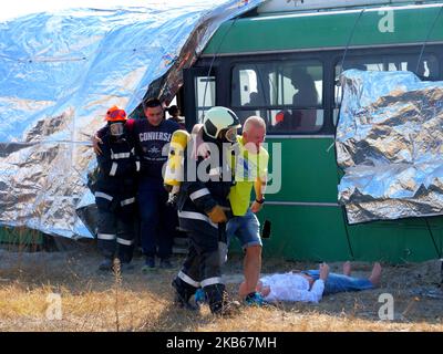 Pompieri bulgari, guardie della difesa civile, forze della Marina controllo del traffico aereo datori di lavoro e altri perssonel partecipano a un incidente aereo in caso di disastro sulla costa vicino alla città del Mar Nero di Varna, ad est della capitale bulgara Sofia, il 19 settembre 2019. Causato da motivi sconosciuti per l'esercizio un autobus sono stati utilizzati invece un aereo fuori servizio. Il paese balcanico ha aderito all'Unione europea nel 2007 e ora è ancora il paese più povero dell'Unione. (Foto di Impact Press Group/NurPhoto) Foto Stock