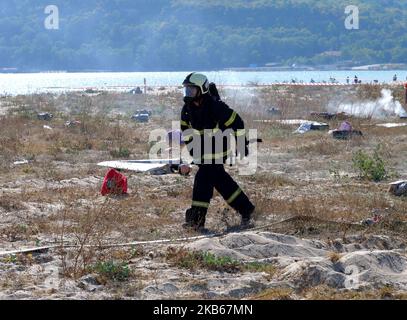 Pompieri bulgari, guardie della difesa civile, forze della Marina controllo del traffico aereo datori di lavoro e altri perssonel partecipano a un incidente aereo in caso di disastro sulla costa vicino alla città del Mar Nero di Varna, ad est della capitale bulgara Sofia, il 19 settembre 2019. Causato da motivi sconosciuti per l'esercizio un autobus sono stati utilizzati invece un aereo fuori servizio. Il paese balcanico ha aderito all'Unione europea nel 2007 e ora è ancora il paese più povero dell'Unione. (Foto di Impact Press Group/NurPhoto) Foto Stock