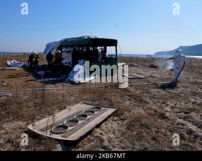 Pompieri bulgari, guardie della difesa civile, forze della Marina controllo del traffico aereo datori di lavoro e altri perssonel partecipano a un incidente aereo in caso di disastro sulla costa vicino alla città del Mar Nero di Varna, ad est della capitale bulgara Sofia, il 19 settembre 2019. Causato da motivi sconosciuti per l'esercizio un autobus sono stati utilizzati invece un aereo fuori servizio. Il paese balcanico ha aderito all'Unione europea nel 2007 e ora è ancora il paese più povero dell'Unione. (Foto di Impact Press Group/NurPhoto) Foto Stock