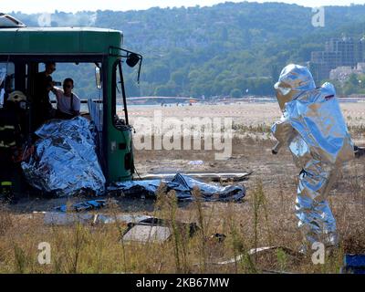 Pompieri bulgari, guardie della difesa civile, forze della Marina controllo del traffico aereo datori di lavoro e altri perssonel partecipano a un incidente aereo in caso di disastro sulla costa vicino alla città del Mar Nero di Varna, ad est della capitale bulgara Sofia, il 19 settembre 2019. Causato da motivi sconosciuti per l'esercizio un autobus sono stati utilizzati invece un aereo fuori servizio. Il paese balcanico ha aderito all'Unione europea nel 2007 e ora è ancora il paese più povero dell'Unione. (Foto di Impact Press Group/NurPhoto) Foto Stock