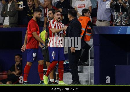 Hector Herrera (L) e l'allenatore Diego Pablo Simeone (R) dell'Atletico de Madrid celebrano il gol durante la partita della UEFA Champions League tra Atletico de Madrid e Juventus allo stadio Wanda Metropolitano di Madrid, Spagna. Settembre 18, 2019. (Foto di A. Ware/NurPhoto) Foto Stock