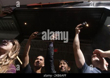 I dipendenti contano fino all'apertura di un punto vendita Nike il giorno di apertura della destinazione commerciale Fashion District Philadelphia, 19 settembre 2019, a Philadelphia, Pennsylvania. PREIT e Macerich hanno sviluppato l'ex Gallery Mall a MarketEast in un centro commerciale Center City di 420 milioni di dollari, di 800.000 piedi quadrati, con un massimo di 130 spazi per il commercio al dettaglio e l'intrattenimento. (Foto di Bastiaan Slabbers/NurPhoto) Foto Stock