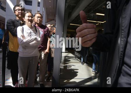 I dipendenti contano fino all'apertura di un punto vendita Nike il giorno di apertura della destinazione commerciale Fashion District Philadelphia, 19 settembre 2019, a Philadelphia, Pennsylvania. PREIT e Macerich hanno sviluppato l'ex Gallery Mall a MarketEast in un centro commerciale Center City di 420 milioni di dollari, di 800.000 piedi quadrati, con un massimo di 130 spazi per il commercio al dettaglio e l'intrattenimento. (Foto di Bastiaan Slabbers/NurPhoto) Foto Stock