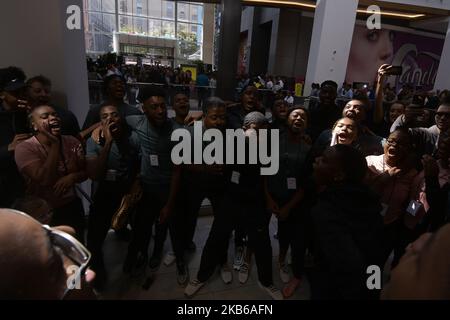 I dipendenti contano fino all'apertura di un punto vendita Nike il giorno di apertura della destinazione commerciale Fashion District Philadelphia, 19 settembre 2019, a Philadelphia, Pennsylvania. PREIT e Macerich hanno sviluppato l'ex Gallery Mall a MarketEast in un centro commerciale Center City di 420 milioni di dollari, di 800.000 piedi quadrati, con un massimo di 130 spazi per il commercio al dettaglio e l'intrattenimento. (Foto di Bastiaan Slabbers/NurPhoto) Foto Stock