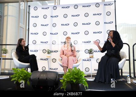 L-R: Il Rep. Alexandria Ocasio-Cortez, e il moderatore Angela Rye ridono mentre il Rep. Ayanna Pressley parla durante il municipio NAACP durante la Conferenza legislativa annuale 49th della Fondazione Cauco Nero (CBCF). In conversazione con i colleghi della Camera dei rappresentanti degli Stati Uniti: Rashida Tlaib, e Ilhan Omar, si rivolgeranno al censimento del 2020, ai diritti di voto e alle prossime elezioni presidenziali. Il municipio ha avuto luogo presso il Walter E. Washington Convention Center di Washington, D.C., mercoledì 11 settembre 2019. (Foto di Cheriss May/NurPhoto) Foto Stock