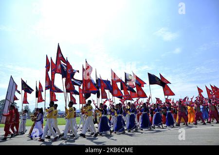 Il popolo nepalese partecipa alla parata durante la celebrazione della Giornata della Costituzione al Padiglione dell'Esercito del Nepal, Tundikhel, Kathmandu, Nepal venerdì 20 settembre, 2019. (Foto di Narayan Maharjan/NurPhoto) Foto Stock